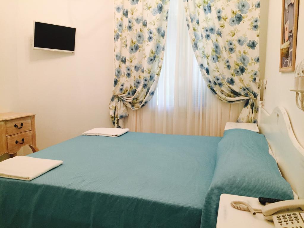 Hotel La Scogliera Bordighera Szoba fotó