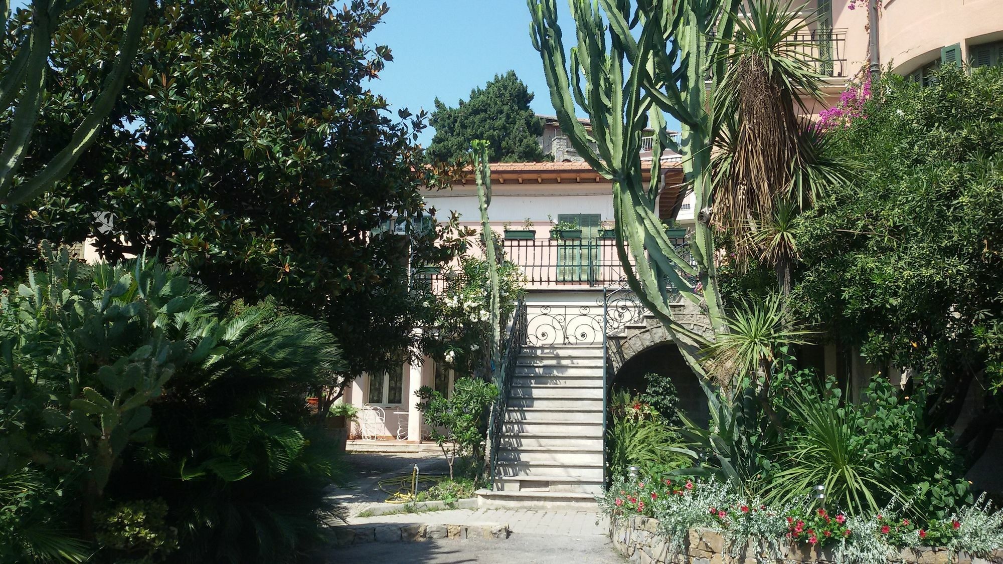 Hotel La Scogliera Bordighera Kültér fotó